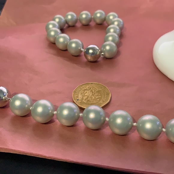 NWOT LIGHT GREY PEARL BRACELET W MAGNETIC CLOSURE - Picture 5 of 7